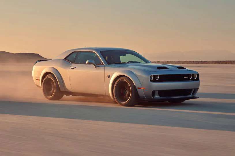 базовый Dodge Challenger sxt 2017 года имеет рекомендованную производителем...