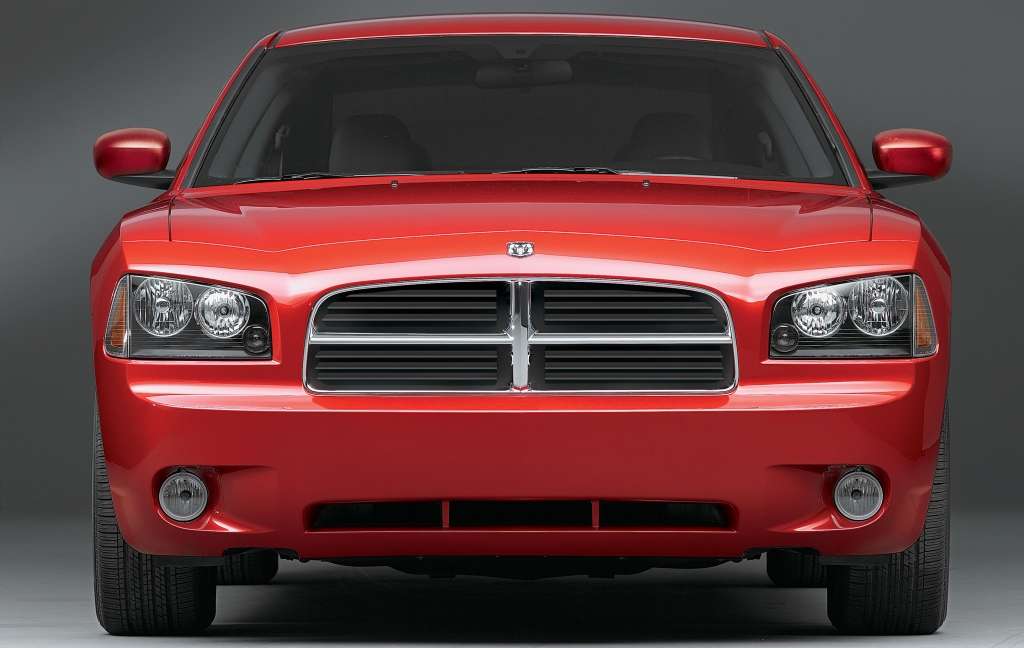 базовое зарядное устройство Dodge Charger 2010 года имеет рекомендованную п...