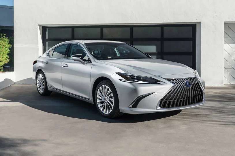 2022 BMW M4 2022 BMW M4 Competition xDrive vs 2022 Lexus ES 250 2022